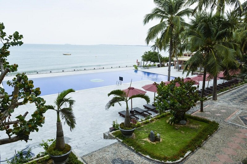 Hon Rom Central Beach Resort 